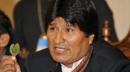 Evo Morales montrant une feuille de coca
