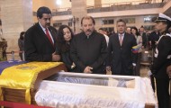 Nicolas Maduro et Daniel Ortega (Nicaragua) devant le cercueil de Hugo Chavez