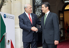 Le Secrétaire général de l'OCDE Angel Gurria et le nouveau président mexicain Enrique Peña Nieto le 18 octobre 2012