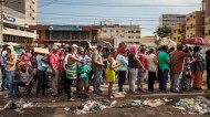 Files d'attente à Caracas en quête de produits de base