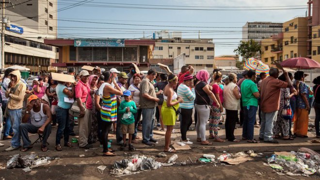 Files d'attente à Caracas en quête de produits de base