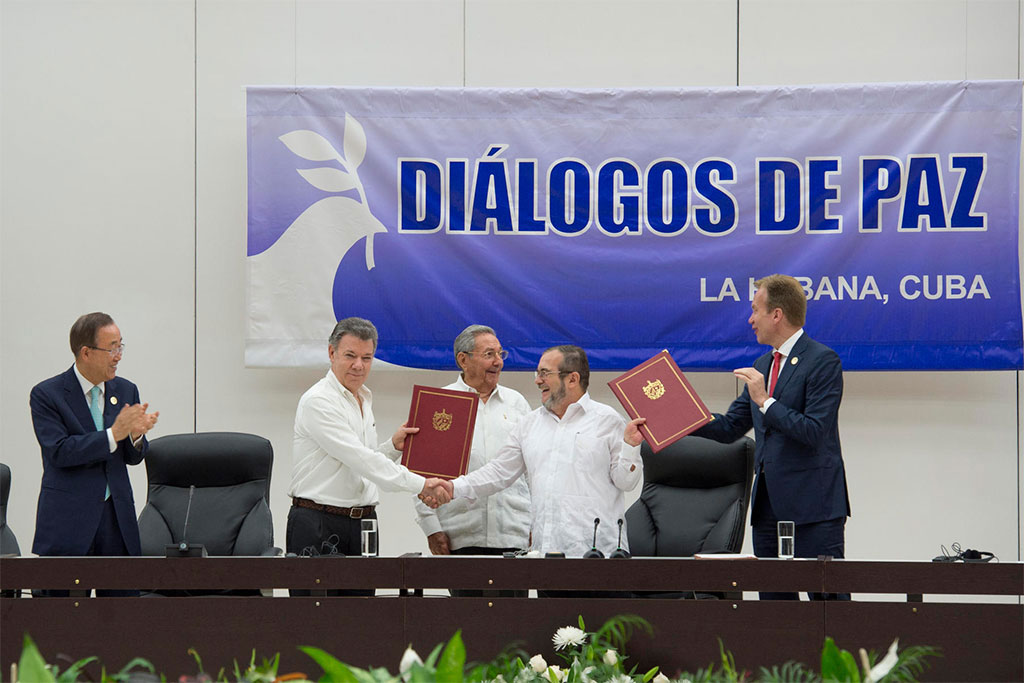 Ban Ki-moon , JM Santos, Timochenko et Raul Castro à La Havane le 23-06-16