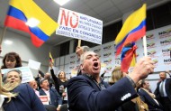 Des partisans du non manifestent avant le référendum en Colombie