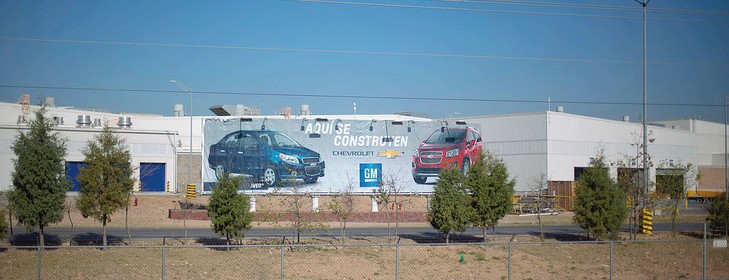 Fabriquees-proclame-cette-affiche-devant-usine-General-Motors-Mexique_0_729_486